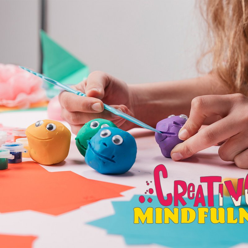 Hände die basteln. Rechts steht der Creative Mindulfness.