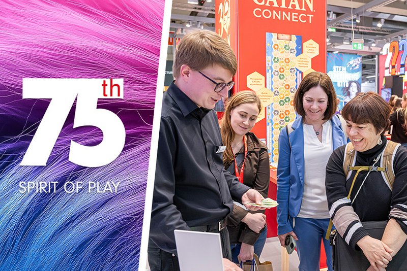 Blick auf Halle 3A der Spielwarenmesse mit zahlreichen Ständen und Besuchern. Die Messehalle ist gut beleuchtet und zeigt eine Vielzahl an Ausstellern mit kreativ gestalteten Ständen, die Spielwaren und pädagogische Produkte präsentieren. Besucher schlendern durch die Gänge, informieren sich über Neuheiten und tauschen sich mit Ausstellern aus. Auffällig sind bunte Banner, moderne Standdesigns und dekorative Beleuchtungselemente, die eine lebendige Atmosphäre schaffen.