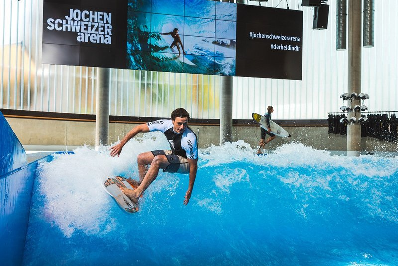 Die erste Indoor-Surfwelle Deutschlands arbeitet nur mit Wasserwucht. Foto: Jochen Schweizer 