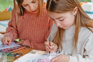Zwei Mädchen Malen zusammen ein Bild