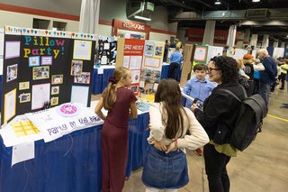 Messestände der Young Inventors Challenge