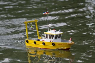 Freude am Fahren: Kompakte Modellschiffe wie dieses Arbeitsboot sind ein optimaler Einstieg ins Hobby.