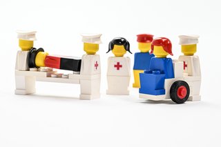 Ein Legoset mit Minifiguren und einer Unfallstation mit Rettungswagen