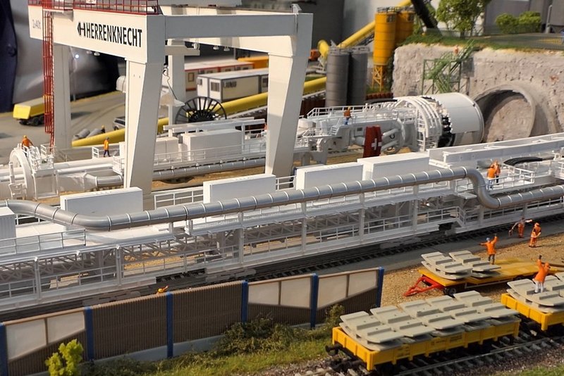 Tunnelbohrmaschine in 1:87 von Faller auf der Spielwarenmesse. (Foto: Pernsteiner)