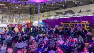 Publikum im Messeforum mit Foodtruck im Hintergrund.