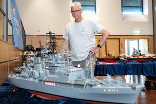 Marine im Maßstab: Karsten Widera, Vorsitzender des Modellbau-Club Mainspitze, mit einer Reihe seiner Modelle.