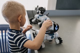 Ein Kind spielt mit einem Spielzeug 