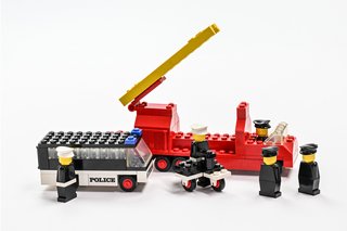 Polizeiauto, Polizeimotorrad und zwei Beamten sowie die Feuerwehr