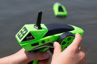 Komplettpaket: Zum fertig montierten Ready-to-Run-Modell von Revell gehört auch die 2,4-Gigahertz-Fernsteuerung.