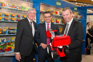 Mayor's visit at the exhibitor booth of SIMM Spielwaren.