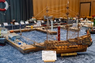 Zum Schauen, nicht zum Schwimmen: Schiffsmodelle, wie Sovereign of the Sea (1637), bei einer Ausstellung im hessischen Mörfelden, Sommer 2025.