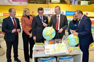 Mayor's tour 2014 with a visit to Tessloff Verlag booth at Spielwarenmesse.