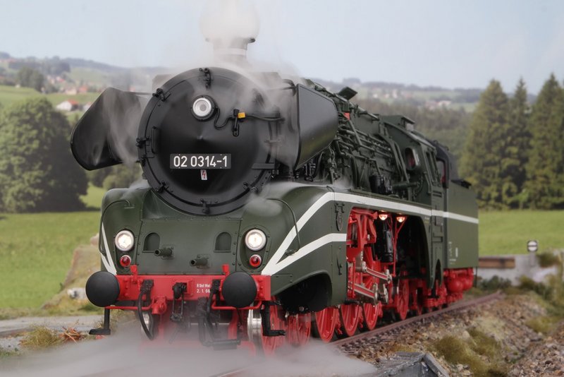 Dampflokromantik mit mächtig Qualm bietet das 739 Millimeter lange 1:32-Modell der Dampflok 02 314-1 von Märklin. (Foto: Pernsteiner)