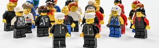 Eine Gruppe von Legofiguren ist zu sehen. Vorne stehen zwei Legopolizisten.